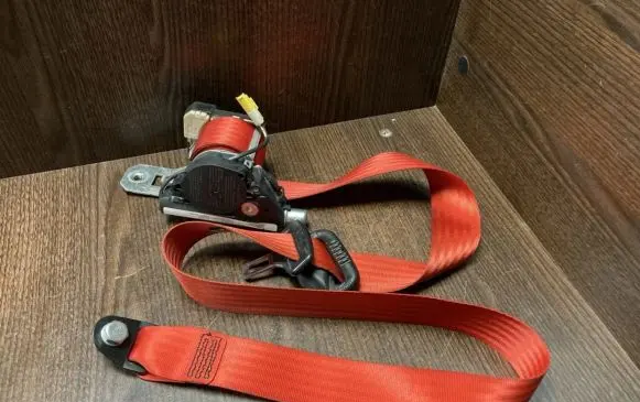 Iveco Daily 4th gen Front seatbelt 33004574 3301728CA1