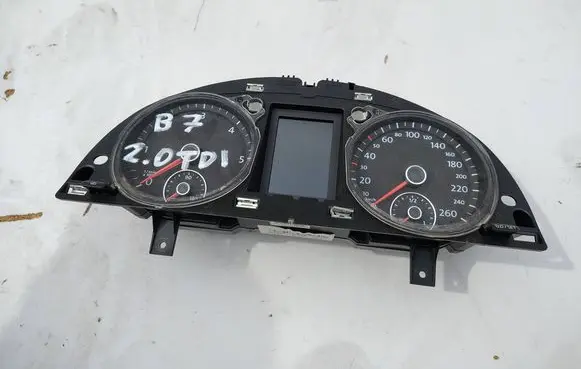 Volkswagen PASSAT B7 Speedometer (instrument cluster) 3AA920870D