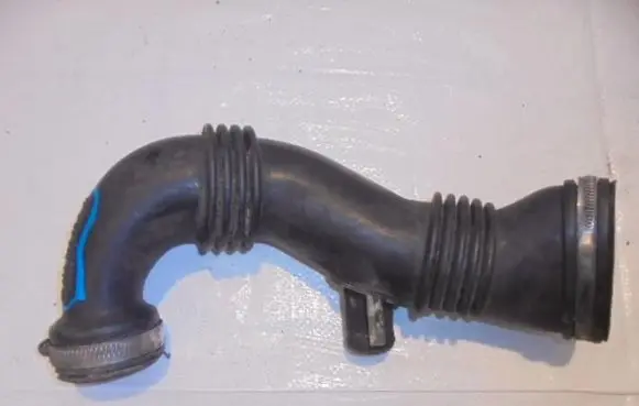 Dacia Duster II Air intake duct part 9656953680