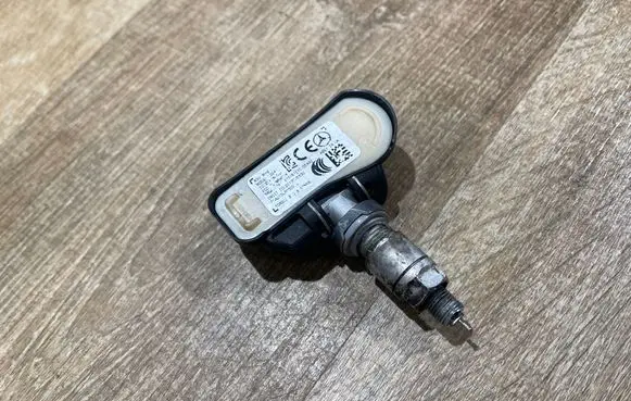 Mercedes-Benz C W205 Tire pressure sensor A0009050030 00946641