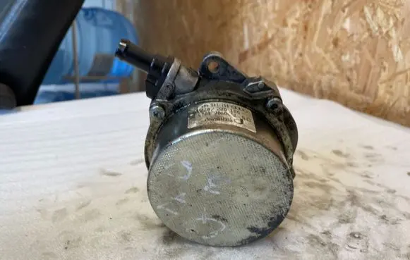 Audi Q7 4L Vacuum pump 057145100AE