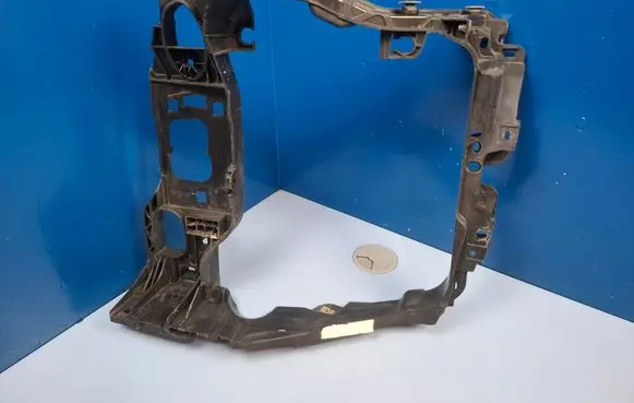 Headlight/headlamp mounting bracket
