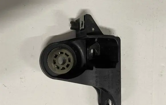 Buick Encore GX I Radiator mount bracket 688437545