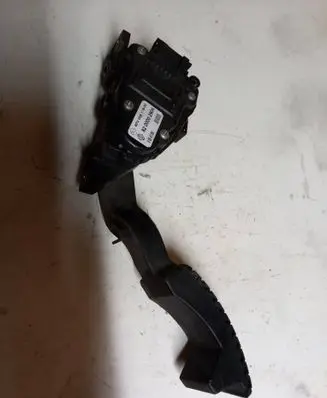 Accelerator throttle pedal