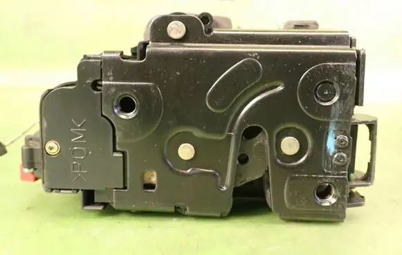 Volkswagen Golf V Rear door lock 7L0839016