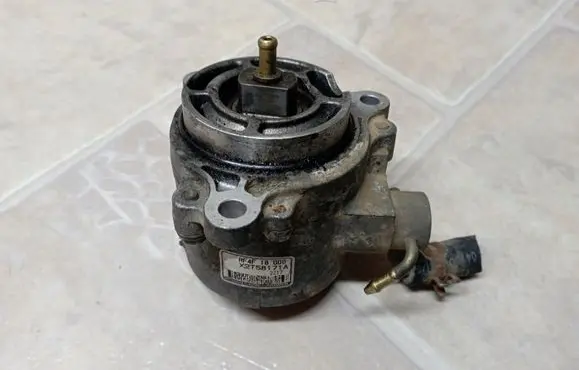 Mazda 323 F Vacuum pump X2T58171A
