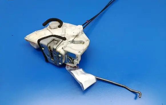 Suzuki Swift I Front door lock 8220262J30