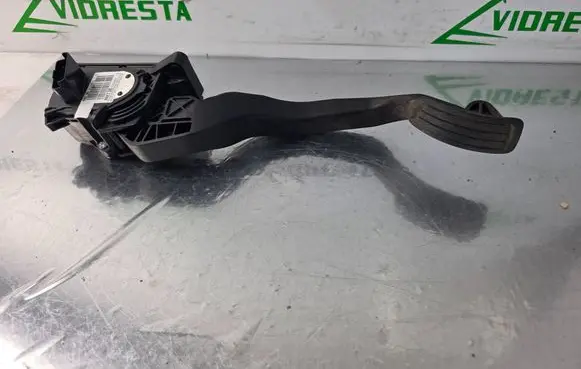 Accelerator throttle pedal