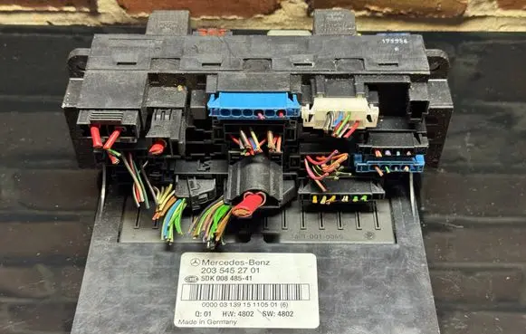 Mercedes-Benz C W203 Fuse module 2035452701 5DK00848541