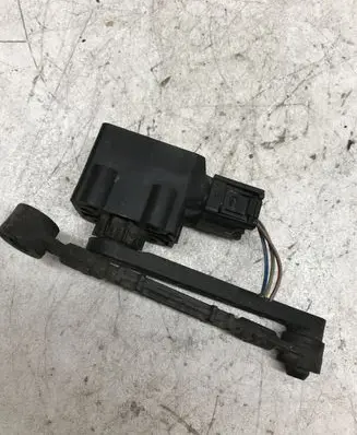 Land Rover Discovery 3 - LR3 Front air suspension height level sensor R0H500041