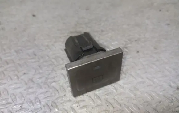 Ford Focus Windscreen/window heater switch 8V4T18C621AB