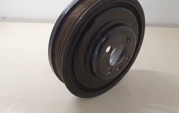 Volkswagen PASSAT CC Crankshaft pulley 038105243M