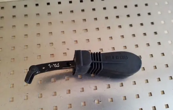Audi A5 8T 8F Front door check strap stopper 8T0837267