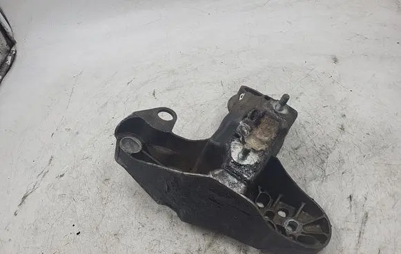 Audi A4 S4 B5 8D Engine mounting bracket 