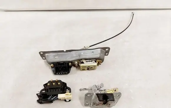 Mitsubishi Endeavor Tailgate exterior lock 