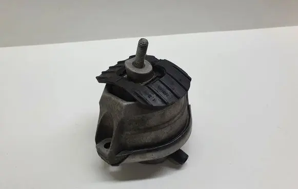 BMW 5 E60 E61 Engine mount bracket 6761092 676109202 15934612