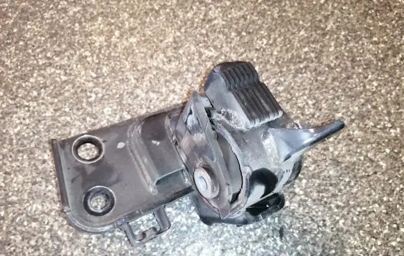 Toyota Verso Engine mount bracket