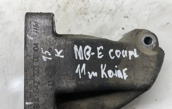 Mercedes-Benz E C207 W207 Engine mounting bracket A6422230604