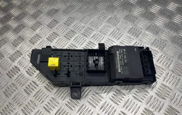Opel Vectra C Fuse module 13168781 SC718810500 359171