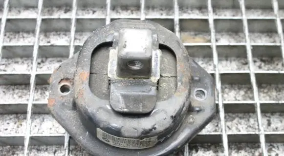 BMW 7 E65 E66 Engine mount bracket 6763944