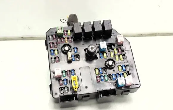 Chevrolet Captiva Fuse module 95137841 MM28DT