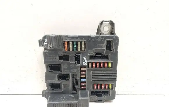 Renault Scenic II - Grand scenic II Fuse module 8200306032B S118399200E