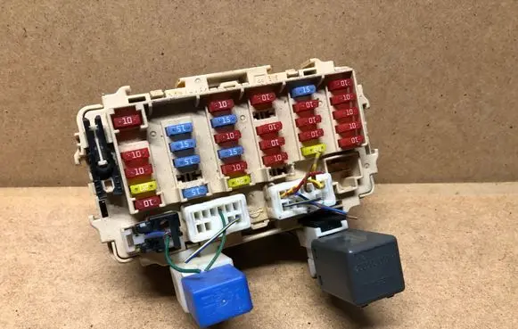 Nissan X-Trail T30 Fuse module 24330C9900 25230 79917