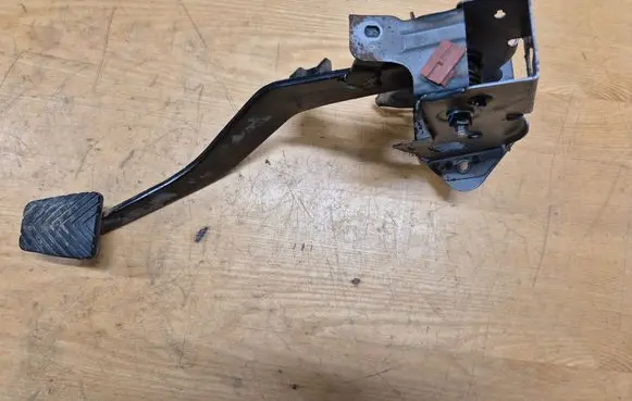 Hyundai Sonata Clutch pedal B1L014