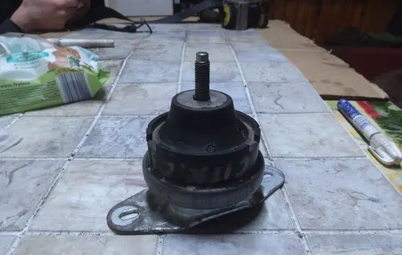 Citroen C5 Engine mount bracket