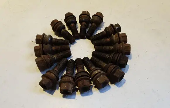 Volkswagen Touareg I Nuts/bolts 