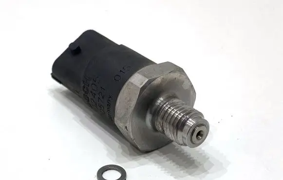 BMW 5 E39 Fuel pressure sensor 0281002405
