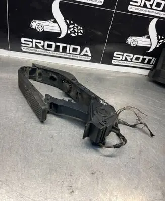 Mercedes-Benz C W203 Accelerator throttle pedal A2033000704
