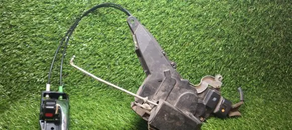 Lexus IS 200-300 Front door lock