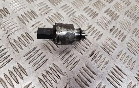 Audi A1 Fuel pressure regulator 03L130764A