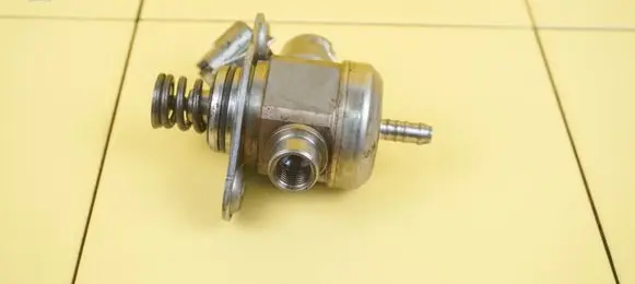 Audi A3 S3 8P Fuel injection high pressure pump 06H127025N BZB