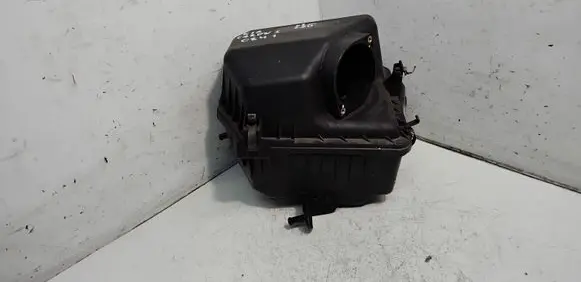 KIA Carens II Air filter box