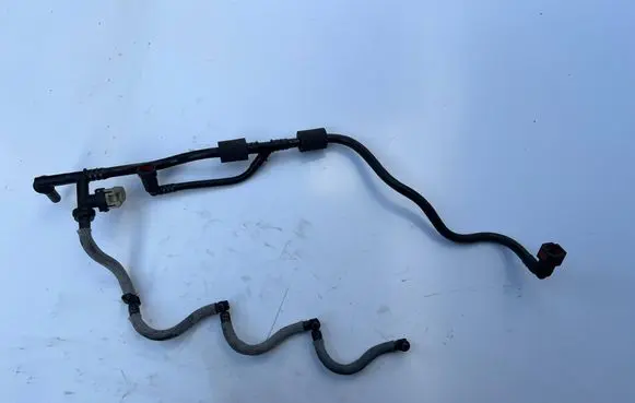 Nissan X-Trail T32 Fuel injector supply line/pipe 