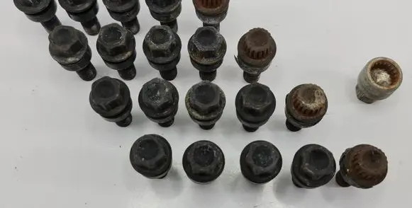 Porsche Cayenne (92A) Anti-theft wheel nuts and lock 