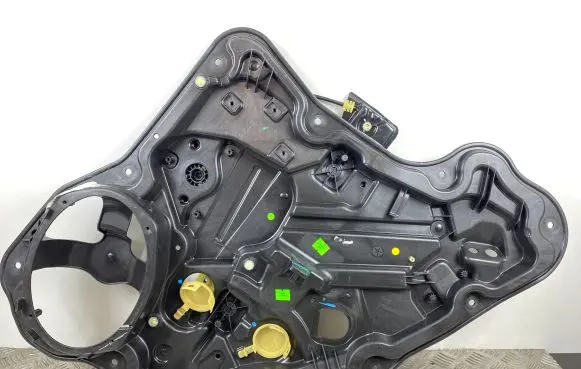 Rear window lifting mechanism without motor