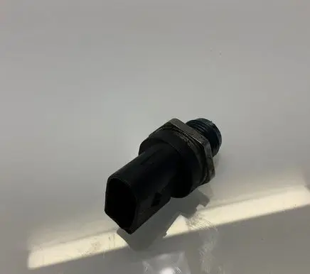Mercedes-Benz E W212 Fuel pressure regulator A0061537828 0061537828