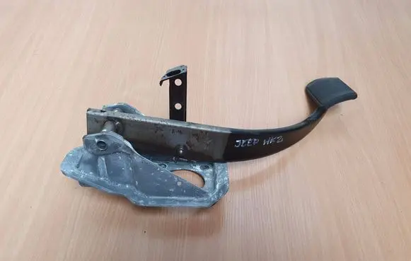 Jeep Cherokee Brake pedal 04581656AA 5K151