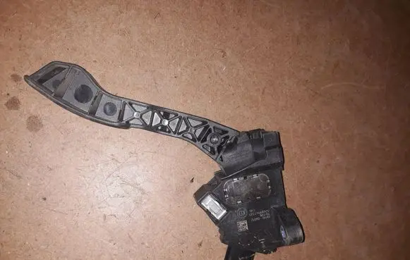 Toyota RAV 4 (XA30) Accelerator throttle pedal 781100W012