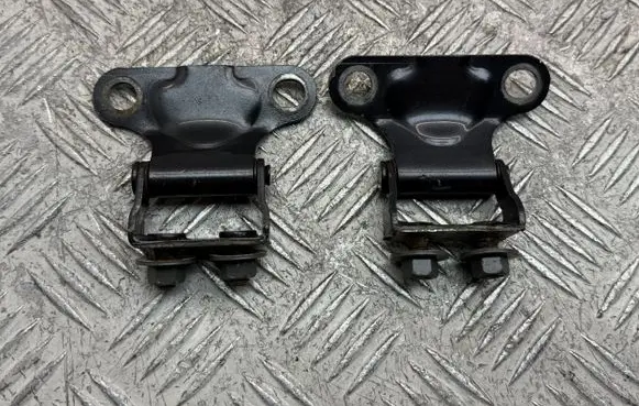 Toyota Avensis T250 Tailgate/trunk/boot hinge 6881005020