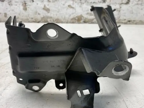 Audi Q7 4M Fender mounting bracket 4M0821137B