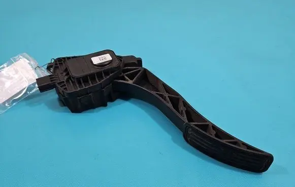 Accelerator throttle pedal