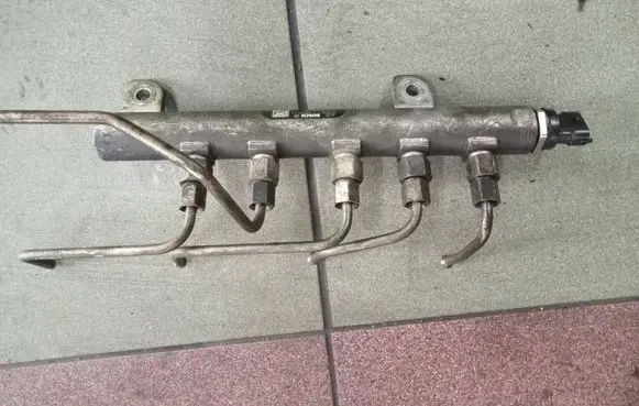 Opel Zafira B Fuel main line pipe 0445214095