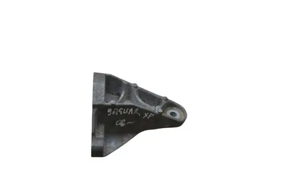 Engine mounting bracket