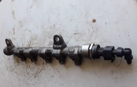Opel Insignia A Fuel distributor 0445214190