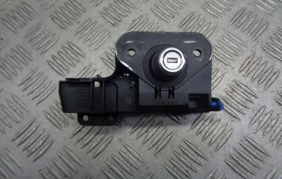 Opel Corsa C Front door lock (next to the handle) 13168316