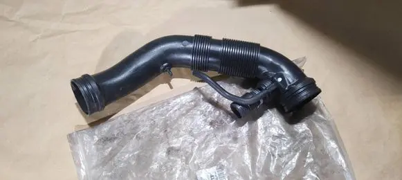 Volkswagen Golf VI Breather hose/pipe DCW115TT